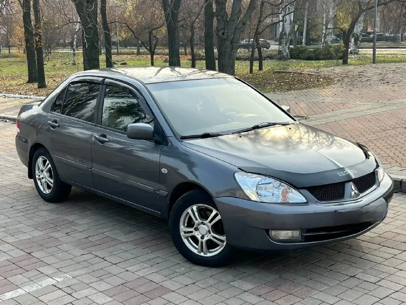 ‼️ в продаже mitsubishi lancer 9. механика. mitsubishi lancer 9 — это легендарный автомобиль, созданный для тех, кто ценит комфорт и качество. он оснащен двигателем объемом 1,6 литра и мощностью 98 лошадиных сил, который обеспечивает равномерную работу и не требует дополнительного обслуживания. ходовая часть также на высшем уровне: ни дребезга, ни стука. кузов находится в хорошем состоянии для своего возраста, без каких-либо серьёзных дефектов. пробег составляет 250 000 км, что свидетельствует о том, что автомобиль прошел необходимое обслуживание и готов к эксплуатации. салон чистый и опрятный, что делает его удобным для длительных поездок и семейных путешествий. багажник также порадует вас своей просторностью. кондиционер в рабочем состоянии обеспечивает дополнительный комфорт в салоне. этот автомобиль не требует дополнительных вложений, что позволяет вам сразу же приступить к его эксплуатации. 499 999 ₽ донецк +79496376126 +79493129059 - фотография - 7