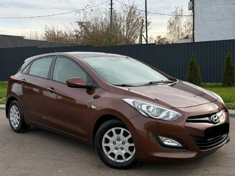 Продам hyundai i30 год:2013 пробег :158.000 двигатель:1.6 коробка :автомат без дтп автомобиль в идеальном состоянии автомат работает идеально, не пинает, не дергается за машину не стыдно полностью обслужен от а до я ходовая работает идеально без посторонних звуков 3.500км назад было полное обслуживание готов на любые проверки за ваш счет комплектация:, подогрев стекол, подогрев сидений, кондиционер рабочий, bluetooth, бортовой компьютер, полный комплект ключей в машине есть все для удобства цена: 965.000 +79497253911 - фотография - 1