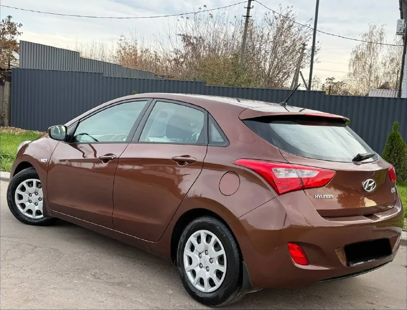 Продам hyundai i30 год:2013 пробег :158.000 двигатель:1.6 коробка :автомат без дтп автомобиль в идеальном состоянии автомат работает идеально, не пинает, не дергается за машину не стыдно полностью обслужен от а до я ходовая работает идеально без посторонних звуков 3.500км назад было полное обслуживание готов на любые проверки за ваш счет комплектация:, подогрев стекол, подогрев сидений, кондиционер рабочий, bluetooth, бортовой компьютер, полный комплект ключей в машине есть все для удобства цена: 965.000 +79497253911 - фотография - 3