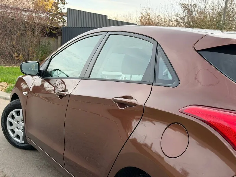 Продам hyundai i30 год:2013 пробег :158.000 двигатель:1.6 коробка :автомат без дтп автомобиль в идеальном состоянии автомат работает идеально, не пинает, не дергается за машину не стыдно полностью обслужен от а до я ходовая работает идеально без посторонних звуков 3.500км назад было полное обслуживание готов на любые проверки за ваш счет комплектация:, подогрев стекол, подогрев сидений, кондиционер рабочий, bluetooth, бортовой компьютер, полный комплект ключей в машине есть все для удобства цена: 965.000 +79497253911 - фотография - 4