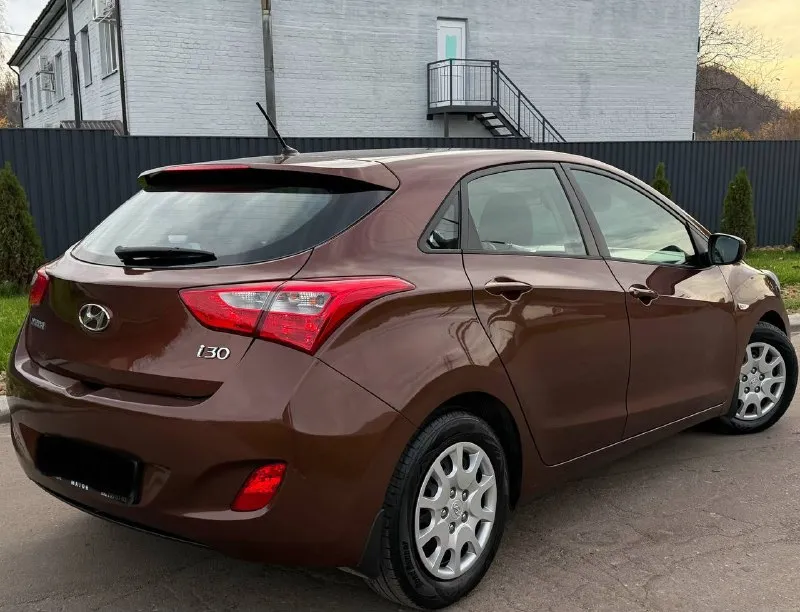 Продам hyundai i30 год:2013 пробег :158.000 двигатель:1.6 коробка :автомат без дтп автомобиль в идеальном состоянии автомат работает идеально, не пинает, не дергается за машину не стыдно полностью обслужен от а до я ходовая работает идеально без посторонних звуков 3.500км назад было полное обслуживание готов на любые проверки за ваш счет комплектация:, подогрев стекол, подогрев сидений, кондиционер рабочий, bluetooth, бортовой компьютер, полный комплект ключей в машине есть все для удобства цена: 965.000 +79497253911 - фотография - 5