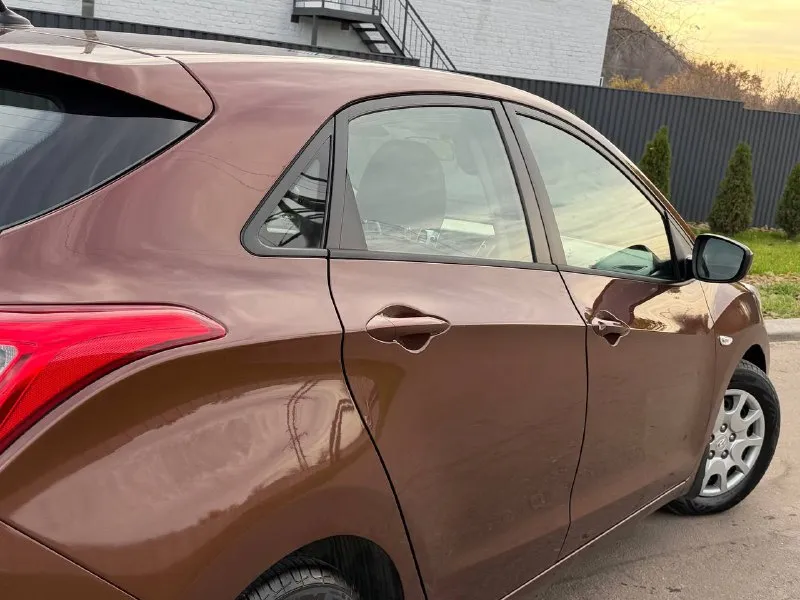 Продам hyundai i30 год:2013 пробег :158.000 двигатель:1.6 коробка :автомат без дтп автомобиль в идеальном состоянии автомат работает идеально, не пинает, не дергается за машину не стыдно полностью обслужен от а до я ходовая работает идеально без посторонних звуков 3.500км назад было полное обслуживание готов на любые проверки за ваш счет комплектация:, подогрев стекол, подогрев сидений, кондиционер рабочий, bluetooth, бортовой компьютер, полный комплект ключей в машине есть все для удобства цена: 965.000 +79497253911 - фотография - 6
