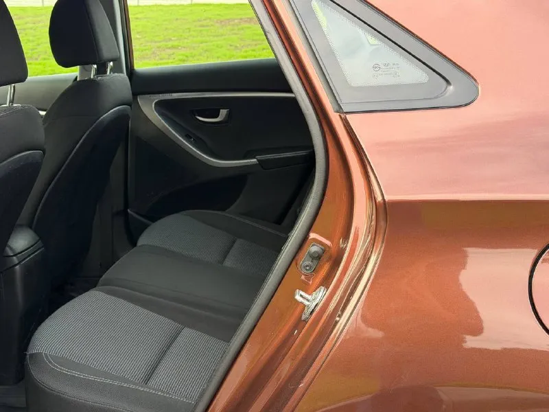 Продам hyundai i30 год:2013 пробег :158.000 двигатель:1.6 коробка :автомат без дтп автомобиль в идеальном состоянии автомат работает идеально, не пинает, не дергается за машину не стыдно полностью обслужен от а до я ходовая работает идеально без посторонних звуков 3.500км назад было полное обслуживание готов на любые проверки за ваш счет комплектация:, подогрев стекол, подогрев сидений, кондиционер рабочий, bluetooth, бортовой компьютер, полный комплект ключей в машине есть все для удобства цена: 965.000 +79497253911 - фотография - 7