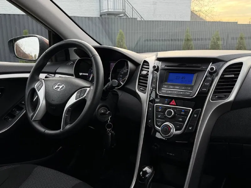 Продам hyundai i30 год:2013 пробег :158.000 двигатель:1.6 коробка :автомат без дтп автомобиль в идеальном состоянии автомат работает идеально, не пинает, не дергается за машину не стыдно полностью обслужен от а до я ходовая работает идеально без посторонних звуков 3.500км назад было полное обслуживание готов на любые проверки за ваш счет комплектация:, подогрев стекол, подогрев сидений, кондиционер рабочий, bluetooth, бортовой компьютер, полный комплект ключей в машине есть все для удобства цена: 965.000 +79497253911 - фотография - 8