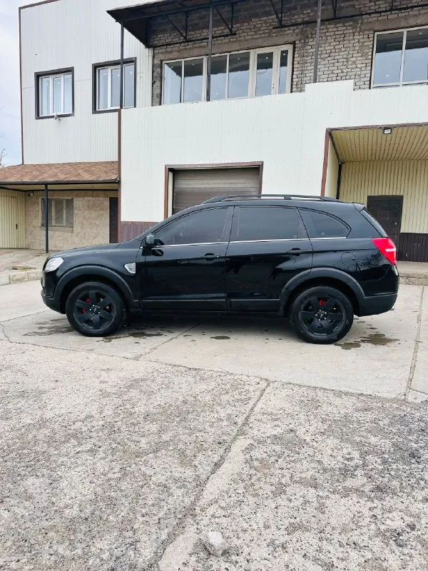 Продам chevrolet captiva 2,4 мкп 2007 год пробег 180 тыс км полный привод, два комплекта резины зима/лето, все работает, без вложений. цена 900,000 продажа без номеров. +79497207862 - фотография - 7