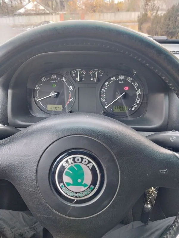 Шкода 2008 года. 1.8. пробег 280 тыс. я собственник. машина на полном боевом ходу. 3 дня назад поменял стойки, блины, опорные, грм, помпа, подушки, колодки. цена 650. телефон +79493111246 - фотография - 8