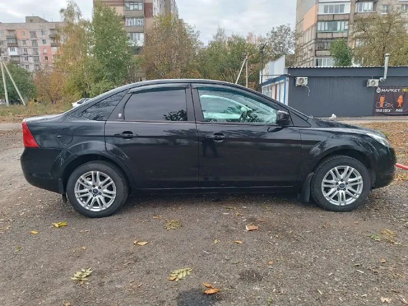 Ford focus 2 (рестайлинг). 2008 г. комплектация chia. я собственник круиз, датчик света, датчик дождя, доводчики стекл, подогрев сидений, климат, подогрев зеркал, электро пакет. зеркало заднего вида с автозатемнением. хороший свет, ближний, дальний. два комплекта резины зима/лето мотор 1.8, 5-мкпп. пробег 164 000 км. г. донецк цена 550 000₽ торг у капота. тел. +79495291480 - фотография - 4