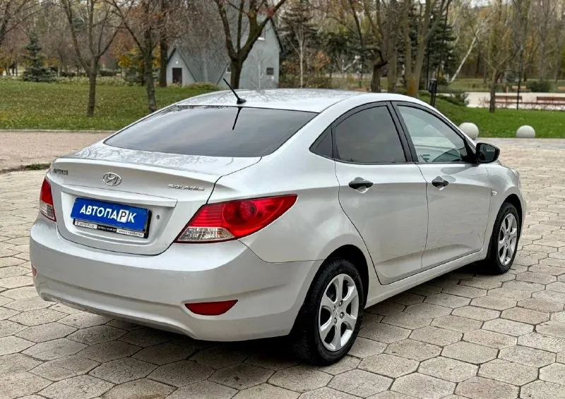 ⬜️ hyundai solaris 💰цена: 700 000р 🏢город: мариуполь 📅год выпуска: 2012 🧾пробег: 197 120км. ⚙️двигатель: 1.6 ⛽топливо: бензин ⚙️кпп: механика 📞телефон: +7-989-263-55-56 +7-949-727-41-51 +7-949-551-91-52 💾 описание: solaris зарекомендовал себя на российском рынке как универсальный, практичный и надежный автомобиль для тех, кому важны экономичность, надёжность и комфорт. ✅ южная эксплуатация, кузов без коррозии ✅ хорошее состояние как внешне, так и технически ✅ уже 180-й учёт отличная комплектация: кондиционер ❄️ (работает отлично), электростекла, abs, airbag, новый насос гидроусилителя руля. улица шевченко 269 ⚠️бесплатно доставим этот или другой автомобиль в донецк, макеевку, бердянск, мелитополь и другие города новых территорий после детального видеообзора со всевозможными диагностиками⚠️ 🏦 возможна продажа в кредит по двум документам. - фотография - 4