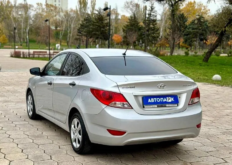 ⬜️ hyundai solaris 💰цена: 700 000р 🏢город: мариуполь 📅год выпуска: 2012 🧾пробег: 197 120км. ⚙️двигатель: 1.6 ⛽топливо: бензин ⚙️кпп: механика 📞телефон: +7-989-263-55-56 +7-949-727-41-51 +7-949-551-91-52 💾 описание: solaris зарекомендовал себя на российском рынке как универсальный, практичный и надежный автомобиль для тех, кому важны экономичность, надёжность и комфорт. ✅ южная эксплуатация, кузов без коррозии ✅ хорошее состояние как внешне, так и технически ✅ уже 180-й учёт отличная комплектация: кондиционер ❄️ (работает отлично), электростекла, abs, airbag, новый насос гидроусилителя руля. улица шевченко 269 ⚠️бесплатно доставим этот или другой автомобиль в донецк, макеевку, бердянск, мелитополь и другие города новых территорий после детального видеообзора со всевозможными диагностиками⚠️ 🏦 возможна продажа в кредит по двум документам. - фотография - 6