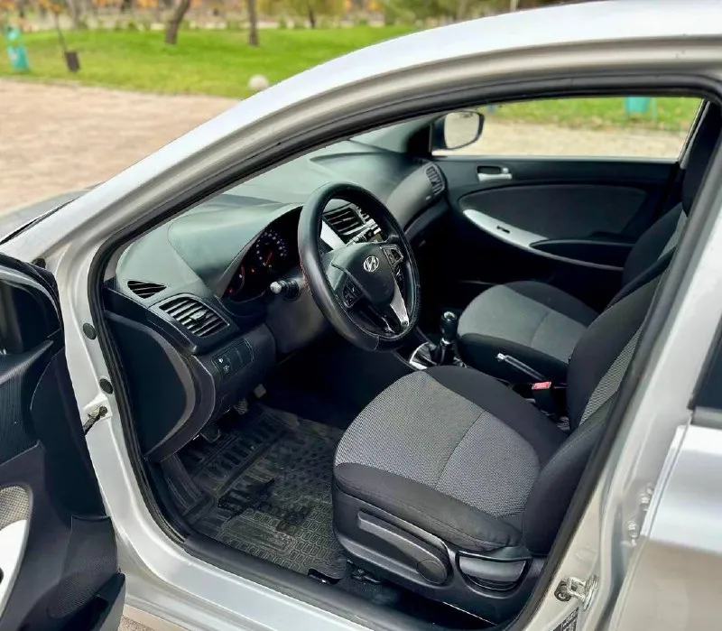 ⬜️ hyundai solaris 💰цена: 700 000р 🏢город: мариуполь 📅год выпуска: 2012 🧾пробег: 197 120км. ⚙️двигатель: 1.6 ⛽топливо: бензин ⚙️кпп: механика 📞телефон: +7-989-263-55-56 +7-949-727-41-51 +7-949-551-91-52 💾 описание: solaris зарекомендовал себя на российском рынке как универсальный, практичный и надежный автомобиль для тех, кому важны экономичность, надёжность и комфорт. ✅ южная эксплуатация, кузов без коррозии ✅ хорошее состояние как внешне, так и технически ✅ уже 180-й учёт отличная комплектация: кондиционер ❄️ (работает отлично), электростекла, abs, airbag, новый насос гидроусилителя руля. улица шевченко 269 ⚠️бесплатно доставим этот или другой автомобиль в донецк, макеевку, бердянск, мелитополь и другие города новых территорий после детального видеообзора со всевозможными диагностиками⚠️ 🏦 возможна продажа в кредит по двум документам. - фотография - 9