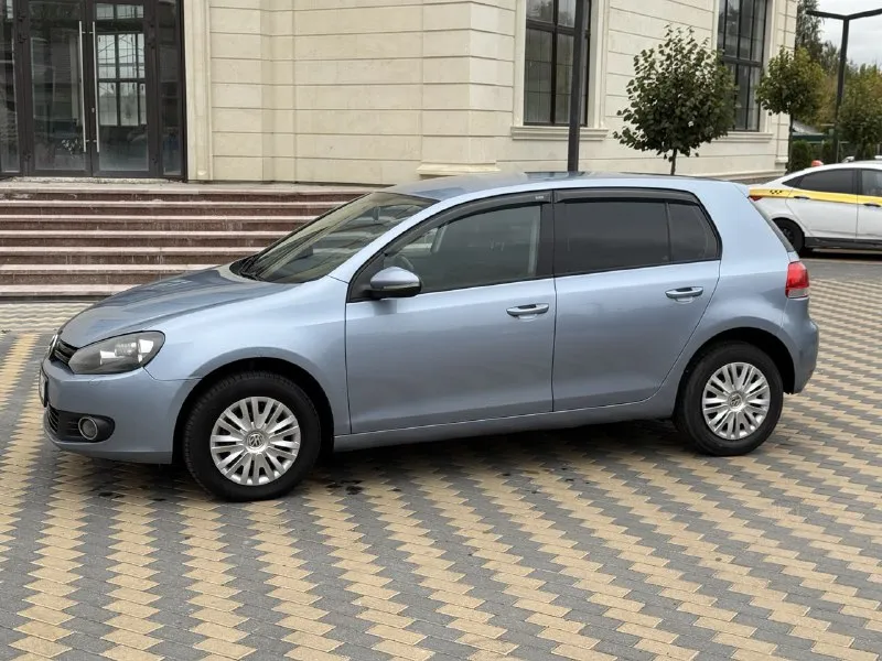 Всем добра! собственник продаю volkswagen golf 6 🔹год: 2010 🔹пробег: 174 000 км. 🔹двигатель: 1.4 tsi (122л. с.) 🔹коробка: dsg 7. 🔹стоимость: 800.000р. торг уместен🔻 комплектация: двух-зонный климат, сенсорная мультимедиа с bluetooth, камера заднего вида, патронники, подогрев сидений, обогрев боковых зеркал, 4 стеклоподъемника, сигнализация starlink (удаленный запуск, турбо таймер), птф, два ключа. сервисная книжка (отметки о прохождения то), летняя и зимняя в комплекте. по кузову есть косяки, но не критичны. ✅коробка обслужена, мехатроники, сцепление, вилки, менялись (нареканий нет), переключает быстро, не пинает. ✅двигатель работает как часики, масло не ест, менялось по регламенту. ходовая отрабатывает как надо, ничего не стучит, не скрипит. осмотр авто горловка/донецк, обсуждаемо. пишите, звоните, на все вопросы отвечу. автотеку вышлю✅ продаю потому что нужна машина побольше. телефон для связи +79017891232 telegram и whatsapp +79257308859 📲 tg: @olezhka_11 📞 звоните: +7(901)7891232 - фотография - 2