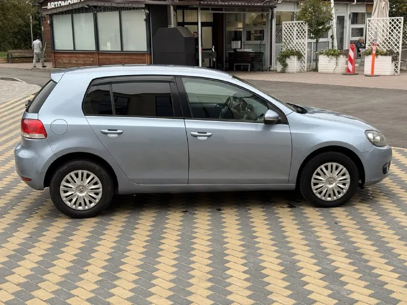 Всем добра! собственник продаю volkswagen golf 6 🔹год: 2010 🔹пробег: 174 000 км. 🔹двигатель: 1.4 tsi (122л. с.) 🔹коробка: dsg 7. 🔹стоимость: 800.000р. торг уместен🔻 комплектация: двух-зонный климат, сенсорная мультимедиа с bluetooth, камера заднего вида, патронники, подогрев сидений, обогрев боковых зеркал, 4 стеклоподъемника, сигнализация starlink (удаленный запуск, турбо таймер), птф, два ключа. сервисная книжка (отметки о прохождения то), летняя и зимняя в комплекте. по кузову есть косяки, но не критичны. ✅коробка обслужена, мехатроники, сцепление, вилки, менялись (нареканий нет), переключает быстро, не пинает. ✅двигатель работает как часики, масло не ест, менялось по регламенту. ходовая отрабатывает как надо, ничего не стучит, не скрипит. осмотр авто горловка/донецк, обсуждаемо. пишите, звоните, на все вопросы отвечу. автотеку вышлю✅ продаю потому что нужна машина побольше. телефон для связи +79017891232 telegram и whatsapp +79257308859 📲 tg: @olezhka_11 📞 звоните: +7(901)7891232 - фотография - 4