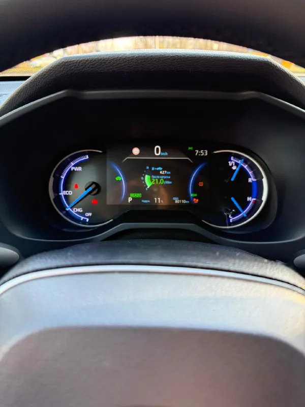 В продаже toyota rav4 v(xa50) 2020г. автомат 2.5/243л. с. гибрид пробег 80 000 км один владелец в птс полный комплект ключей авто без дтп, полностью в полном окрасе. технически все исправно. цифровая приборная панель. бесключевой доступ. адаптивный круиз контроль. электропривод багажника. контроль полосы и усталости водителя. ассистент подруливания по полосам. чтение дорожных знаков. заводское тонирование as3. камера заднего вида. камера в зеркале заднего вида. подогревы сидений, зеркал и лобового стекла. датчики света, дождя, давления в шинах. 3-х-зонный климат контроль. полный электро-пакет и т. д. зимняя резина в подарок. 🎁 донецк +79493068899 цена 3 350 000 руб 📞 звоните: +7(949)3068899 - фотография - 10