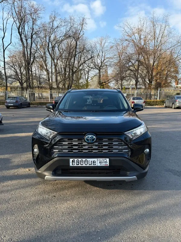 В продаже toyota rav4 v(xa50) 2020г. автомат 2.5/243л. с. гибрид пробег 80 000 км один владелец в птс полный комплект ключей авто без дтп, полностью в полном окрасе. технически все исправно. цифровая приборная панель. бесключевой доступ. адаптивный круиз контроль. электропривод багажника. контроль полосы и усталости водителя. ассистент подруливания по полосам. чтение дорожных знаков. заводское тонирование as3. камера заднего вида. камера в зеркале заднего вида. подогревы сидений, зеркал и лобового стекла. датчики света, дождя, давления в шинах. 3-х-зонный климат контроль. полный электро-пакет и т. д. зимняя резина в подарок. 🎁 донецк +79493068899 цена 3 350 000 руб 📞 звоните: +7(949)3068899 - фотография - 2