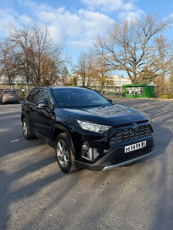В продаже toyota rav4 v(xa50) 2020г. автомат 2.5/243л. с. гибрид пробег 80 000 км один владелец в птс полный комплект ключей авто без дтп, полностью в полном окрасе. технически все исправно. цифровая приборная панель. бесключевой доступ. адаптивный круиз контроль. электропривод багажника. контроль полосы и усталости водителя. ассистент подруливания по полосам. чтение дорожных знаков. заводское тонирование as3. камера заднего вида. камера в зеркале заднего вида. подогревы сидений, зеркал и лобового стекла. датчики света, дождя, давления в шинах. 3-х-зонный климат контроль. полный электро-пакет и т. д. зимняя резина в подарок. 🎁 донецк +79493068899 цена 3 350 000 руб 📞 звоните: +7(949)3068899 - фотография - 3