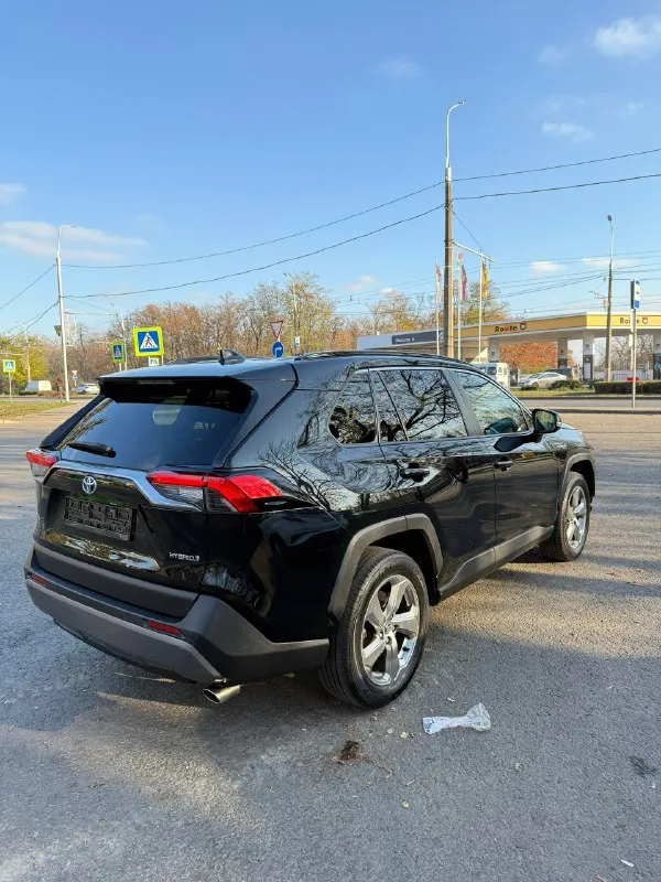В продаже toyota rav4 v(xa50) 2020г. автомат 2.5/243л. с. гибрид пробег 80 000 км один владелец в птс полный комплект ключей авто без дтп, полностью в полном окрасе. технически все исправно. цифровая приборная панель. бесключевой доступ. адаптивный круиз контроль. электропривод багажника. контроль полосы и усталости водителя. ассистент подруливания по полосам. чтение дорожных знаков. заводское тонирование as3. камера заднего вида. камера в зеркале заднего вида. подогревы сидений, зеркал и лобового стекла. датчики света, дождя, давления в шинах. 3-х-зонный климат контроль. полный электро-пакет и т. д. зимняя резина в подарок. 🎁 донецк +79493068899 цена 3 350 000 руб 📞 звоните: +7(949)3068899 - фотография - 4