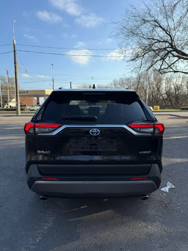 В продаже toyota rav4 v(xa50) 2020г. автомат 2.5/243л. с. гибрид пробег 80 000 км один владелец в птс полный комплект ключей авто без дтп, полностью в полном окрасе. технически все исправно. цифровая приборная панель. бесключевой доступ. адаптивный круиз контроль. электропривод багажника. контроль полосы и усталости водителя. ассистент подруливания по полосам. чтение дорожных знаков. заводское тонирование as3. камера заднего вида. камера в зеркале заднего вида. подогревы сидений, зеркал и лобового стекла. датчики света, дождя, давления в шинах. 3-х-зонный климат контроль. полный электро-пакет и т. д. зимняя резина в подарок. 🎁 донецк +79493068899 цена 3 350 000 руб 📞 звоните: +7(949)3068899 - фотография - 5