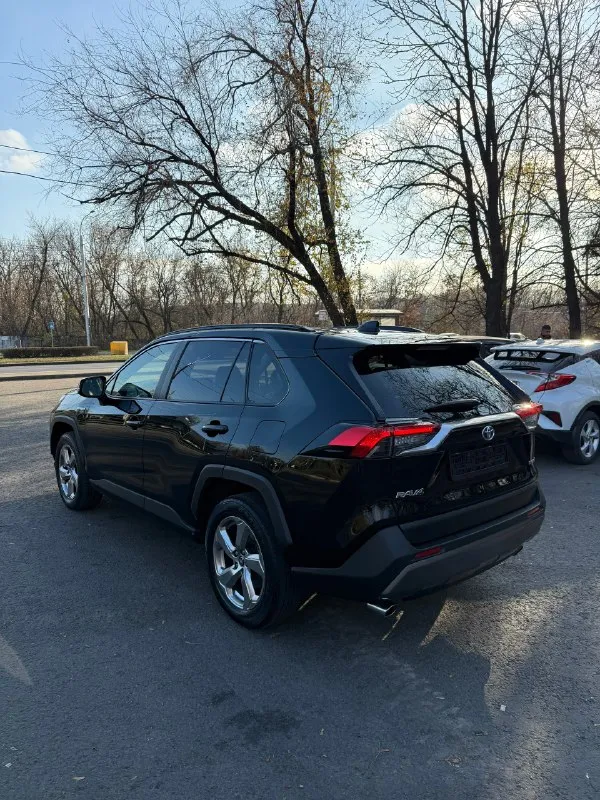 В продаже toyota rav4 v(xa50) 2020г. автомат 2.5/243л. с. гибрид пробег 80 000 км один владелец в птс полный комплект ключей авто без дтп, полностью в полном окрасе. технически все исправно. цифровая приборная панель. бесключевой доступ. адаптивный круиз контроль. электропривод багажника. контроль полосы и усталости водителя. ассистент подруливания по полосам. чтение дорожных знаков. заводское тонирование as3. камера заднего вида. камера в зеркале заднего вида. подогревы сидений, зеркал и лобового стекла. датчики света, дождя, давления в шинах. 3-х-зонный климат контроль. полный электро-пакет и т. д. зимняя резина в подарок. 🎁 донецк +79493068899 цена 3 350 000 руб 📞 звоните: +7(949)3068899 - фотография - 6
