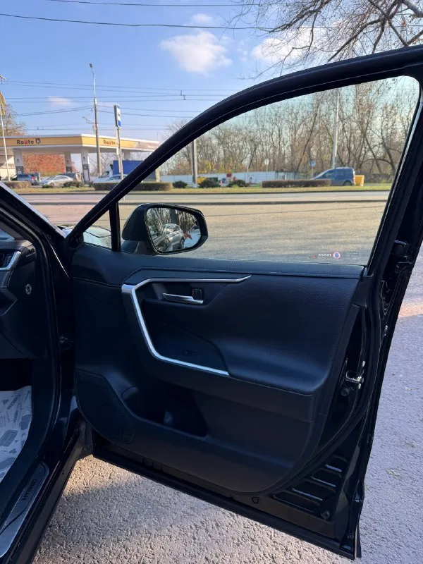 В продаже toyota rav4 v(xa50) 2020г. автомат 2.5/243л. с. гибрид пробег 80 000 км один владелец в птс полный комплект ключей авто без дтп, полностью в полном окрасе. технически все исправно. цифровая приборная панель. бесключевой доступ. адаптивный круиз контроль. электропривод багажника. контроль полосы и усталости водителя. ассистент подруливания по полосам. чтение дорожных знаков. заводское тонирование as3. камера заднего вида. камера в зеркале заднего вида. подогревы сидений, зеркал и лобового стекла. датчики света, дождя, давления в шинах. 3-х-зонный климат контроль. полный электро-пакет и т. д. зимняя резина в подарок. 🎁 донецк +79493068899 цена 3 350 000 руб 📞 звоните: +7(949)3068899 - фотография - 7