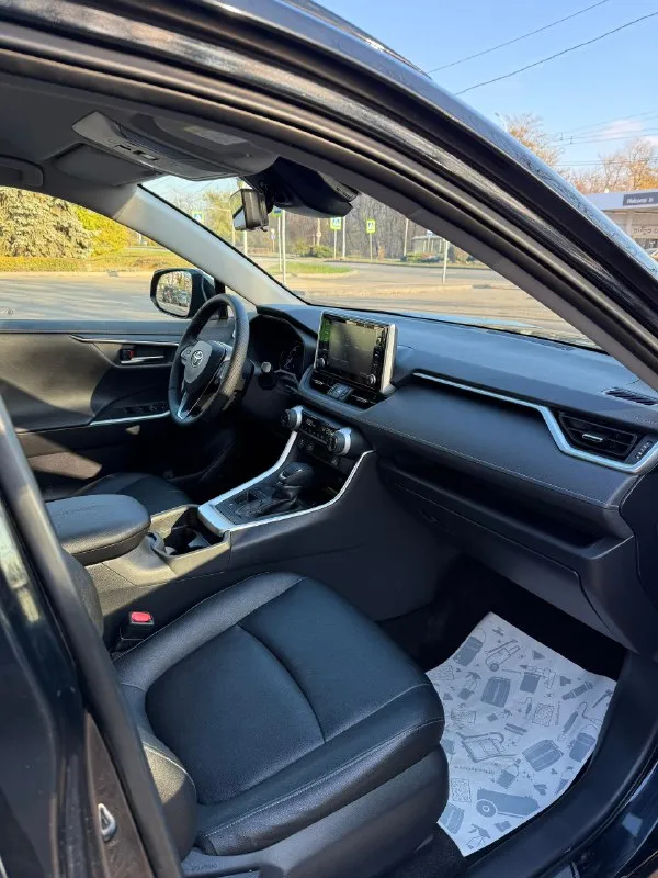 В продаже toyota rav4 v(xa50) 2020г. автомат 2.5/243л. с. гибрид пробег 80 000 км один владелец в птс полный комплект ключей авто без дтп, полностью в полном окрасе. технически все исправно. цифровая приборная панель. бесключевой доступ. адаптивный круиз контроль. электропривод багажника. контроль полосы и усталости водителя. ассистент подруливания по полосам. чтение дорожных знаков. заводское тонирование as3. камера заднего вида. камера в зеркале заднего вида. подогревы сидений, зеркал и лобового стекла. датчики света, дождя, давления в шинах. 3-х-зонный климат контроль. полный электро-пакет и т. д. зимняя резина в подарок. 🎁 донецк +79493068899 цена 3 350 000 руб 📞 звоните: +7(949)3068899 - фотография - 8