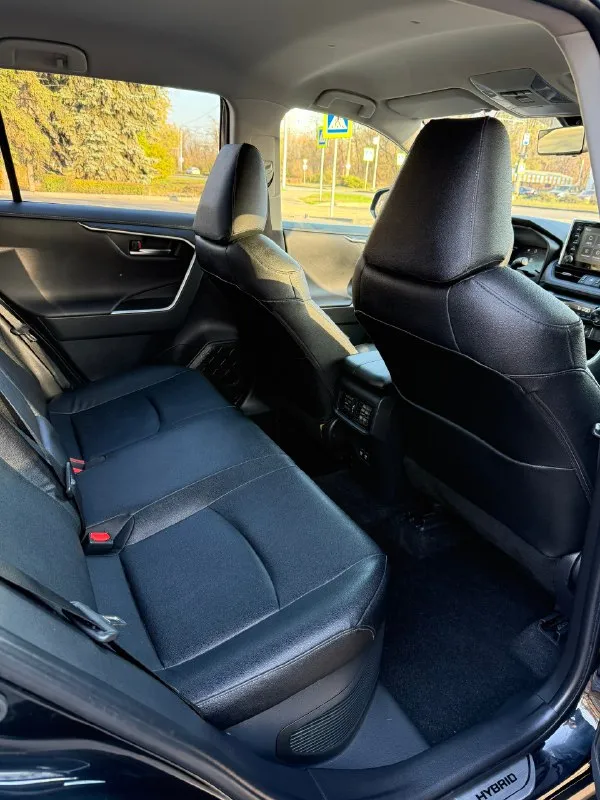 В продаже toyota rav4 v(xa50) 2020г. автомат 2.5/243л. с. гибрид пробег 80 000 км один владелец в птс полный комплект ключей авто без дтп, полностью в полном окрасе. технически все исправно. цифровая приборная панель. бесключевой доступ. адаптивный круиз контроль. электропривод багажника. контроль полосы и усталости водителя. ассистент подруливания по полосам. чтение дорожных знаков. заводское тонирование as3. камера заднего вида. камера в зеркале заднего вида. подогревы сидений, зеркал и лобового стекла. датчики света, дождя, давления в шинах. 3-х-зонный климат контроль. полный электро-пакет и т. д. зимняя резина в подарок. 🎁 донецк +79493068899 цена 3 350 000 руб 📞 звоните: +7(949)3068899 - фотография - 9