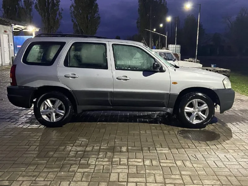 Продам mazda tribute год выпуска : 2002 двигатель : 2.0 бензин. коробка : 5ст механика. полный привод документы чистые, база зелёная. авто технически в отличном состоянии, полный привод работает, автомобиль обслужен. ходовая в хорошем состоянии, ничего не стучит. чистый, опрятный салон. есть жизненные моменты по кузову. кондиционер рабочий, 4 эсп, хорошая магнитола, мультируль, электрорегулеровка зеркал. из вложений нужно поменять сцепление (лежит в багажнике). цена - 425 000 руб, торг у капота г. шахтёрск +7 (949) 443-15-22 +7 (949) 390-44-15 (тг и вацап на том же номере) 📞 звоните: +7(949)4431522 - фотография - 7