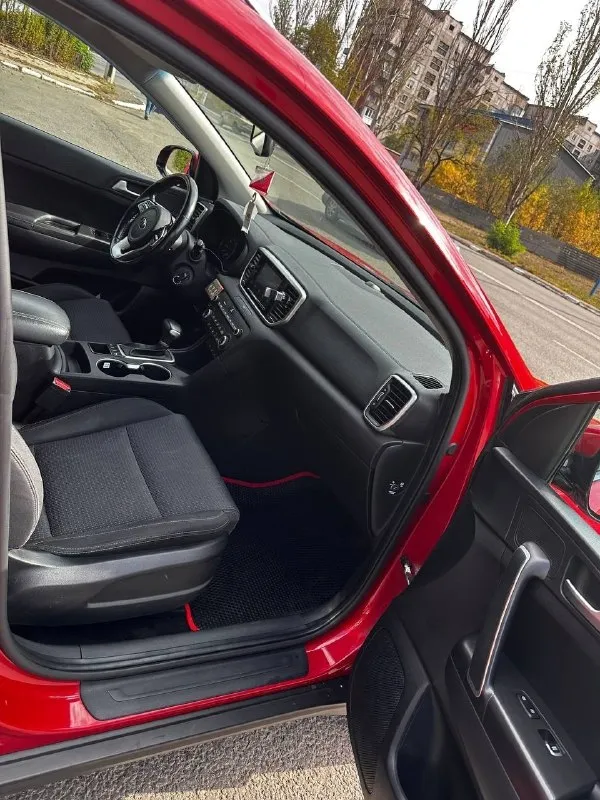 🏎️ kia sportage iv 2.0 ат awd 🗓️ год выпуска: 2018 пробег : 175 тыс. комплектация: сигнализация с авто запуском, камера заднего вида, датчики дождя, датчики света, парктроники, сенсорный дисплей (carplay, android auto) подогревы всех сидений, электропривод зеркал, климат-контроль 2-х зонный, подогрев руля, полный привод 🥇авто в идеальном техническом состоянии. один владелец, бережная эксплуатация. без дтп. кузов в родном окрасе. комплектация "luxe". тёплые опции. два ключа. обслуживал по регламенту. замена масла каждые 7тыс. км кузов в керамике ухоженный и не прокуренный салон машина обслужена и готова к дальнейшей эксплуатации (дополнительных вложений не требуется). летняя резина на оригинальных литых дисках. зимняя резина в подарок. 💸 цена: 2.000.000 💸 торг приветствуется😏 📲тел: +7(959)2016771 📞 звоните: +7(959)2016771 - фотография - 2