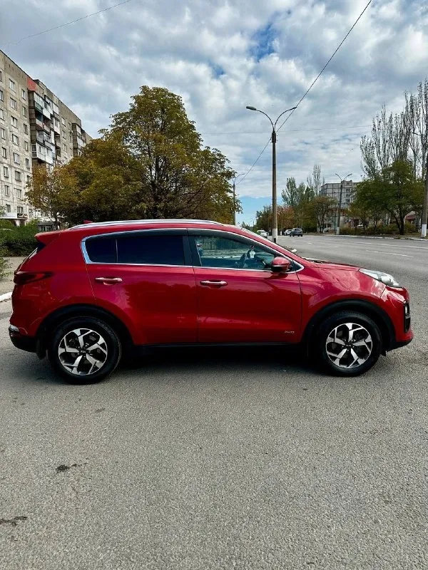 🏎️ kia sportage iv 2.0 ат awd 🗓️ год выпуска: 2018 пробег : 175 тыс. комплектация: сигнализация с авто запуском, камера заднего вида, датчики дождя, датчики света, парктроники, сенсорный дисплей (carplay, android auto) подогревы всех сидений, электропривод зеркал, климат-контроль 2-х зонный, подогрев руля, полный привод 🥇авто в идеальном техническом состоянии. один владелец, бережная эксплуатация. без дтп. кузов в родном окрасе. комплектация "luxe". тёплые опции. два ключа. обслуживал по регламенту. замена масла каждые 7тыс. км кузов в керамике ухоженный и не прокуренный салон машина обслужена и готова к дальнейшей эксплуатации (дополнительных вложений не требуется). летняя резина на оригинальных литых дисках. зимняя резина в подарок. 💸 цена: 2.000.000 💸 торг приветствуется😏 📲тел: +7(959)2016771 📞 звоните: +7(959)2016771 - фотография - 5
