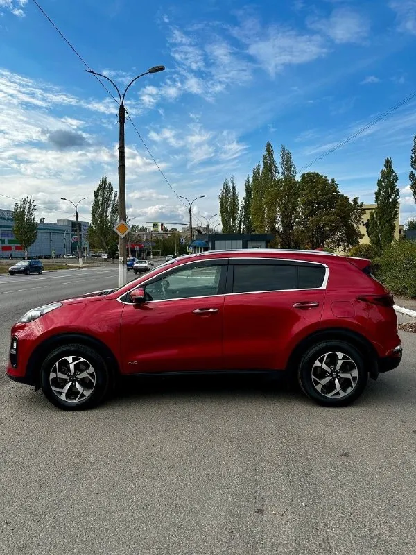 🏎️ kia sportage iv 2.0 ат awd 🗓️ год выпуска: 2018 пробег : 175 тыс. комплектация: сигнализация с авто запуском, камера заднего вида, датчики дождя, датчики света, парктроники, сенсорный дисплей (carplay, android auto) подогревы всех сидений, электропривод зеркал, климат-контроль 2-х зонный, подогрев руля, полный привод 🥇авто в идеальном техническом состоянии. один владелец, бережная эксплуатация. без дтп. кузов в родном окрасе. комплектация "luxe". тёплые опции. два ключа. обслуживал по регламенту. замена масла каждые 7тыс. км кузов в керамике ухоженный и не прокуренный салон машина обслужена и готова к дальнейшей эксплуатации (дополнительных вложений не требуется). летняя резина на оригинальных литых дисках. зимняя резина в подарок. 💸 цена: 2.000.000 💸 торг приветствуется😏 📲тел: +7(959)2016771 📞 звоните: +7(959)2016771 - фотография - 7