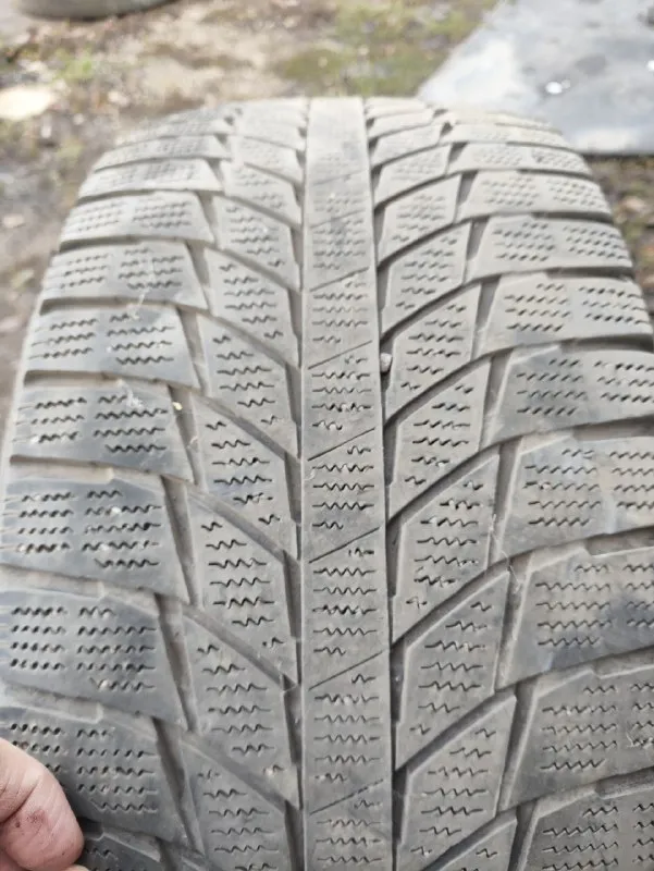 Продам резину 225 45 р 17 зимнюю, относительно в нормальном состоянии, на одном есть небольшая шишка... - фотография
