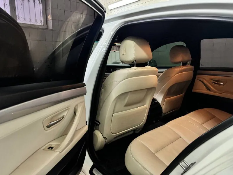 В продаже bmw 528i рестайлинг 2014 года выпуска 2.0 т бензин, 245 л. с., работает отлично, не троит не дымит. коробка переключает без проблем. не пинает и не буксует. ходовая также вся обслужена. жирная комплектация: полный электропакет, черный потолок, датчики дождя и света, м-пакет. по документам полный порядок, любой вид переоформления. осмотр донецк возможен обмен и продажа в кредит. цена 1.695.000 ₽, возможен торг у авто. ☎️ +7 (949) 453-80-40 📞 звоните: +7(949)4538040 - фотография - 8