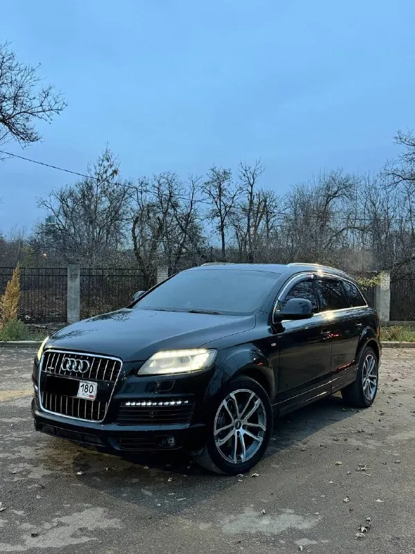 В продаже красивый и надёжный автомобиль audi q7 s-line! машина в достойном состоянии на надёжном бензиновом 3.6 моторе с чугунным блоком, работает изумительно без каких либо моментов! коробка переключает идеально вопросов по ней нет, масло недавно заменено, ходовая также обслужена, посторонних звуков нет, отрабатывает как часы! машина в отличной комплектации, заводской s-line, полный электро пакет сидений, многозонный климат контроль, s-line сиденья, дорогая музыка, шикарные колеса 21 радиуса! юридически абсолютно чистый автомобиль, без каких либо вопросов, возможен любой вид переоформления, также возможен обмен и продажа в кредит! осмотр донецк цена: 1.250.000₽, возможен торг реальному покупателю! ☎️ +7 (949) 453-80-40 📞 звоните: +7(949)4538040 - фотография - 2