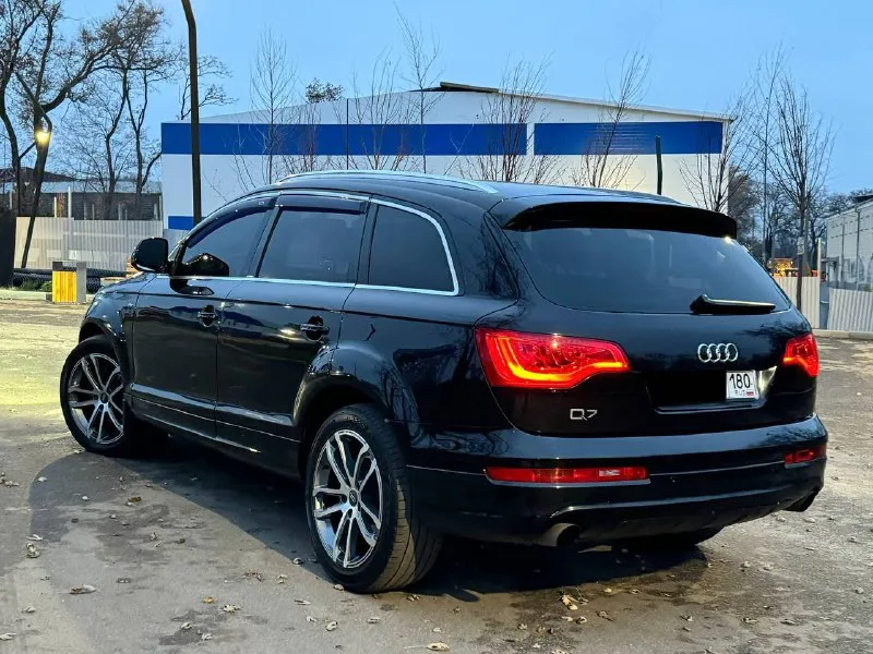 В продаже красивый и надёжный автомобиль audi q7 s-line! машина в достойном состоянии на надёжном бензиновом 3.6 моторе с чугунным блоком, работает изумительно без каких либо моментов! коробка переключает идеально вопросов по ней нет, масло недавно заменено, ходовая также обслужена, посторонних звуков нет, отрабатывает как часы! машина в отличной комплектации, заводской s-line, полный электро пакет сидений, многозонный климат контроль, s-line сиденья, дорогая музыка, шикарные колеса 21 радиуса! юридически абсолютно чистый автомобиль, без каких либо вопросов, возможен любой вид переоформления, также возможен обмен и продажа в кредит! осмотр донецк цена: 1.250.000₽, возможен торг реальному покупателю! ☎️ +7 (949) 453-80-40 📞 звоните: +7(949)4538040 - фотография - 6