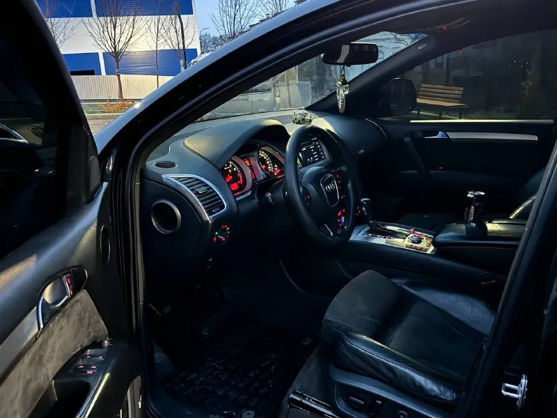 В продаже красивый и надёжный автомобиль audi q7 s-line! машина в достойном состоянии на надёжном бензиновом 3.6 моторе с чугунным блоком, работает изумительно без каких либо моментов! коробка переключает идеально вопросов по ней нет, масло недавно заменено, ходовая также обслужена, посторонних звуков нет, отрабатывает как часы! машина в отличной комплектации, заводской s-line, полный электро пакет сидений, многозонный климат контроль, s-line сиденья, дорогая музыка, шикарные колеса 21 радиуса! юридически абсолютно чистый автомобиль, без каких либо вопросов, возможен любой вид переоформления, также возможен обмен и продажа в кредит! осмотр донецк цена: 1.250.000₽, возможен торг реальному покупателю! ☎️ +7 (949) 453-80-40 📞 звоните: +7(949)4538040 - фотография - 8