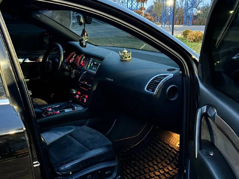 В продаже красивый и надёжный автомобиль audi q7 s-line! машина в достойном состоянии на надёжном бензиновом 3.6 моторе с чугунным блоком, работает изумительно без каких либо моментов! коробка переключает идеально вопросов по ней нет, масло недавно заменено, ходовая также обслужена, посторонних звуков нет, отрабатывает как часы! машина в отличной комплектации, заводской s-line, полный электро пакет сидений, многозонный климат контроль, s-line сиденья, дорогая музыка, шикарные колеса 21 радиуса! юридически абсолютно чистый автомобиль, без каких либо вопросов, возможен любой вид переоформления, также возможен обмен и продажа в кредит! осмотр донецк цена: 1.250.000₽, возможен торг реальному покупателю! ☎️ +7 (949) 453-80-40 📞 звоните: +7(949)4538040 - фотография - 9