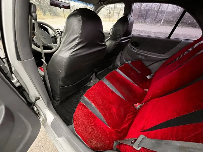 Иномарка по цене жигуля hyundai accent кондиционер работает 🥶 печка дует 🥵 4 эсп электро зеркала хорошая летняя резина 🛞 автомобиль 90% в родне🫟 1 хоз по рф 🧍 цена: 270 000 руб 🌐в тг или звонить по номеру +79494829621 - фотография - 6