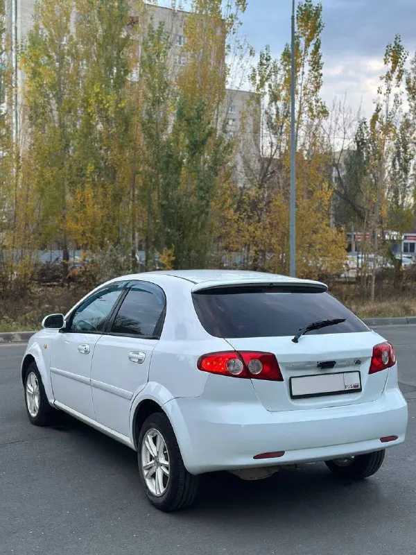 Продам: chevrolet lacetti 1.6 топливо: бензин год: 2007 тип кпп: автомат ✅ пробег: 180.000 км - автомобиль в хорошем состоянии для своих лет. 4 владелец по птс. надежный, экономичный, недорогой в обслуживании. гаражное хранение. масло, фильтра, колодки - заменены. ✅ кузов: без гнили, есть вмятина на перед. левом крыле, и бампера новые не в цвет, на лобовом стекле - трещина - смотрите фото❗️ - двигатель: не троит, не дымит, масло - не расходует. ✅ комплектация: - птф, airbag, сигнализация - кондиционер - 2 комплекта ключей - 2 комплекта колес ✅ документы: птс - оригинал, на учете, без штрафов и ограничений на регистрацию. - продажа с переоформлением в мрео 📍осмотр в г. донецк, калининский р-н. после 18 ноября ‼️ цена: 480.000 руб дополнительные фото по запросу. 📞🇷🇺звоните: +7 (949) 394-79-04 - фотография - 2