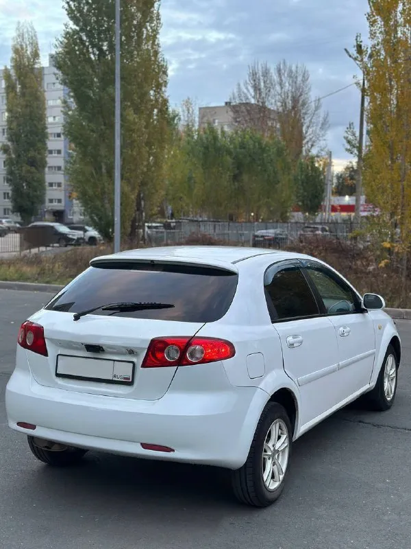 Продам: chevrolet lacetti 1.6 топливо: бензин год: 2007 тип кпп: автомат ✅ пробег: 180.000 км - автомобиль в хорошем состоянии для своих лет. 4 владелец по птс. надежный, экономичный, недорогой в обслуживании. гаражное хранение. масло, фильтра, колодки - заменены. ✅ кузов: без гнили, есть вмятина на перед. левом крыле, и бампера новые не в цвет, на лобовом стекле - трещина - смотрите фото❗️ - двигатель: не троит, не дымит, масло - не расходует. ✅ комплектация: - птф, airbag, сигнализация - кондиционер - 2 комплекта ключей - 2 комплекта колес ✅ документы: птс - оригинал, на учете, без штрафов и ограничений на регистрацию. - продажа с переоформлением в мрео 📍осмотр в г. донецк, калининский р-н. после 18 ноября ‼️ цена: 480.000 руб дополнительные фото по запросу. 📞🇷🇺звоните: +7 (949) 394-79-04 - фотография - 5