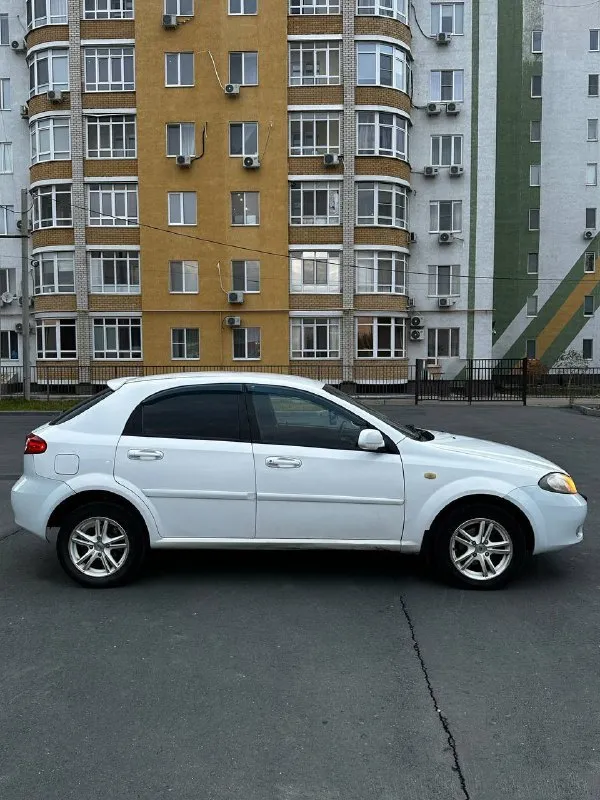 Продам: chevrolet lacetti 1.6 топливо: бензин год: 2007 тип кпп: автомат ✅ пробег: 180.000 км - автомобиль в хорошем состоянии для своих лет. 4 владелец по птс. надежный, экономичный, недорогой в обслуживании. гаражное хранение. масло, фильтра, колодки - заменены. ✅ кузов: без гнили, есть вмятина на перед. левом крыле, и бампера новые не в цвет, на лобовом стекле - трещина - смотрите фото❗️ - двигатель: не троит, не дымит, масло - не расходует. ✅ комплектация: - птф, airbag, сигнализация - кондиционер - 2 комплекта ключей - 2 комплекта колес ✅ документы: птс - оригинал, на учете, без штрафов и ограничений на регистрацию. - продажа с переоформлением в мрео 📍осмотр в г. донецк, калининский р-н. после 18 ноября ‼️ цена: 480.000 руб дополнительные фото по запросу. 📞🇷🇺звоните: +7 (949) 394-79-04 - фотография - 6