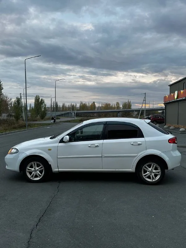 Продам: chevrolet lacetti 1.6 топливо: бензин год: 2007 тип кпп: автомат ✅ пробег: 180.000 км - автомобиль в хорошем состоянии для своих лет. 4 владелец по птс. надежный, экономичный, недорогой в обслуживании. гаражное хранение. масло, фильтра, колодки - заменены. ✅ кузов: без гнили, есть вмятина на перед. левом крыле, и бампера новые не в цвет, на лобовом стекле - трещина - смотрите фото❗️ - двигатель: не троит, не дымит, масло - не расходует. ✅ комплектация: - птф, airbag, сигнализация - кондиционер - 2 комплекта ключей - 2 комплекта колес ✅ документы: птс - оригинал, на учете, без штрафов и ограничений на регистрацию. - продажа с переоформлением в мрео 📍осмотр в г. донецк, калининский р-н. после 18 ноября ‼️ цена: 480.000 руб дополнительные фото по запросу. 📞🇷🇺звоните: +7 (949) 394-79-04 - фотография - 7