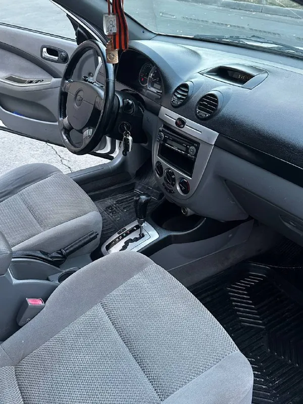 Продам: chevrolet lacetti 1.6 топливо: бензин год: 2007 тип кпп: автомат ✅ пробег: 180.000 км - автомобиль в хорошем состоянии для своих лет. 4 владелец по птс. надежный, экономичный, недорогой в обслуживании. гаражное хранение. масло, фильтра, колодки - заменены. ✅ кузов: без гнили, есть вмятина на перед. левом крыле, и бампера новые не в цвет, на лобовом стекле - трещина - смотрите фото❗️ - двигатель: не троит, не дымит, масло - не расходует. ✅ комплектация: - птф, airbag, сигнализация - кондиционер - 2 комплекта ключей - 2 комплекта колес ✅ документы: птс - оригинал, на учете, без штрафов и ограничений на регистрацию. - продажа с переоформлением в мрео 📍осмотр в г. донецк, калининский р-н. после 18 ноября ‼️ цена: 480.000 руб дополнительные фото по запросу. 📞🇷🇺звоните: +7 (949) 394-79-04 - фотография - 8