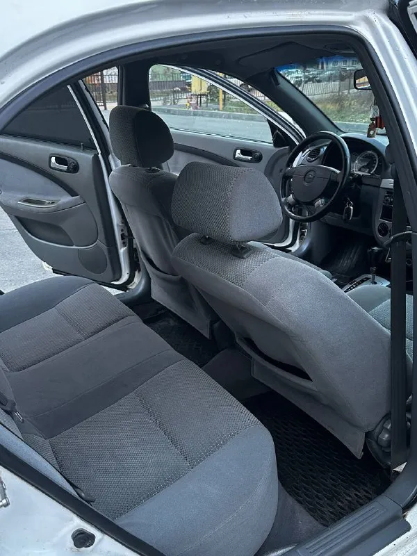 Продам: chevrolet lacetti 1.6 топливо: бензин год: 2007 тип кпп: автомат ✅ пробег: 180.000 км - автомобиль в хорошем состоянии для своих лет. 4 владелец по птс. надежный, экономичный, недорогой в обслуживании. гаражное хранение. масло, фильтра, колодки - заменены. ✅ кузов: без гнили, есть вмятина на перед. левом крыле, и бампера новые не в цвет, на лобовом стекле - трещина - смотрите фото❗️ - двигатель: не троит, не дымит, масло - не расходует. ✅ комплектация: - птф, airbag, сигнализация - кондиционер - 2 комплекта ключей - 2 комплекта колес ✅ документы: птс - оригинал, на учете, без штрафов и ограничений на регистрацию. - продажа с переоформлением в мрео 📍осмотр в г. донецк, калининский р-н. после 18 ноября ‼️ цена: 480.000 руб дополнительные фото по запросу. 📞🇷🇺звоните: +7 (949) 394-79-04 - фотография - 9