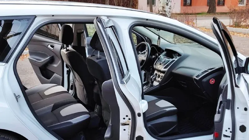 Продаю ford focus 3 рестайлинг /2012/2.0. автомат🚘 пробег215.000✅ в хорошем состояние!✅ по кузову без рыжиков и гнили✅ двигатель в норме, работает ровно и четко масло не ест✅ коробка в норме ✅ ходовая обслужена✅ все масла фильтра и жидкости менялись в вовремя✅ автомобиль достоин вашего внимания. осмотр г. донецк цена:685.000💸 торг у капота❗️ возможен обмен на авто дешевле ! связь: +79495059696 - фотография - 3