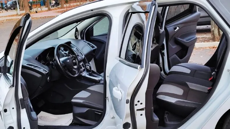 Продаю ford focus 3 рестайлинг /2012/2.0. автомат🚘 пробег215.000✅ в хорошем состояние!✅ по кузову без рыжиков и гнили✅ двигатель в норме, работает ровно и четко масло не ест✅ коробка в норме ✅ ходовая обслужена✅ все масла фильтра и жидкости менялись в вовремя✅ автомобиль достоин вашего внимания. осмотр г. донецк цена:685.000💸 торг у капота❗️ возможен обмен на авто дешевле ! связь: +79495059696 - фотография - 4