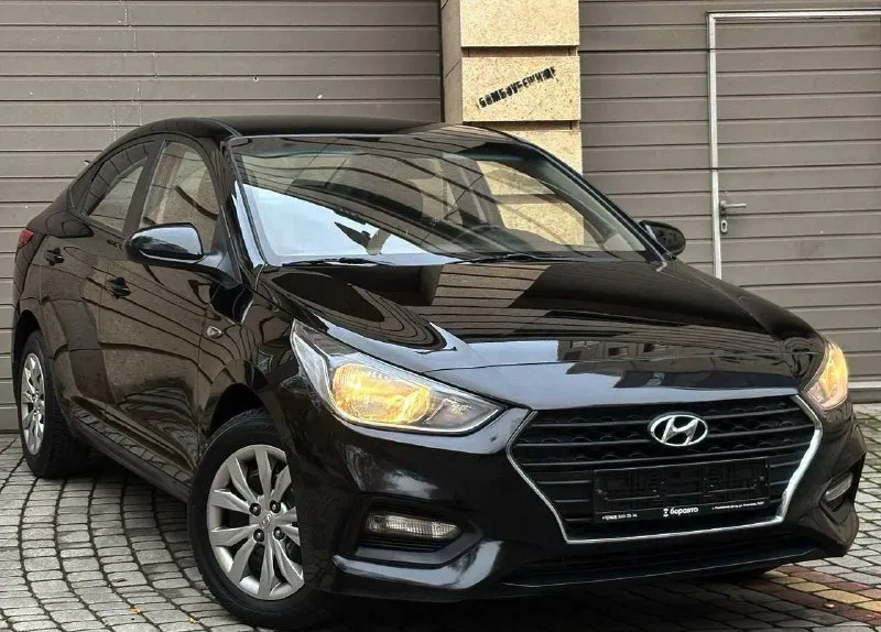 Продам hyundai solaris рейсталенг год выпуска:2018 родной пробе 128.000км объём двигателя:1.6.v16 кпп механика 6 ступенчатая один собственник автомобиль в заводском состояние комплектация, мультируль, подогрев сидений, подогрев руля, 4 электростеклоподъемники, бортовой компьютер, кондиционер, электро зеркала, подогрев стекл, подогрев руля, abs, esp, set, зарядное устройство, bluetooth, aux, и много прочего для комфортного вождения авто в идеальном состояние, ближе к новому! готов на любую проверку) авто эксплуатировался чисто в семейных целях, авто покупался новым, и по сей день является в одной семье автомобиль всегда обслуживался на дилере по регламенту, имеются записиси в сервисной книжке чеки и много прочего, два комплекта резины с дисками, полный комплект ключей по документам продажа от владельца любой вид оформления цена 1.150.000р номер телефона +7949-510-46-92 г. донецк - фотография - 2