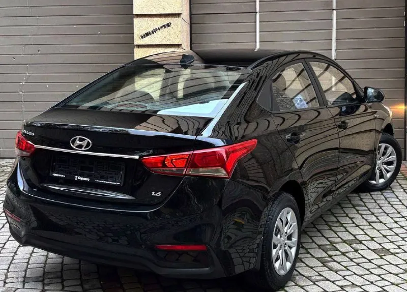 Продам hyundai solaris рейсталенг год выпуска:2018 родной пробе 128.000км объём двигателя:1.6.v16 кпп механика 6 ступенчатая один собственник автомобиль в заводском состояние комплектация, мультируль, подогрев сидений, подогрев руля, 4 электростеклоподъемники, бортовой компьютер, кондиционер, электро зеркала, подогрев стекл, подогрев руля, abs, esp, set, зарядное устройство, bluetooth, aux, и много прочего для комфортного вождения авто в идеальном состояние, ближе к новому! готов на любую проверку) авто эксплуатировался чисто в семейных целях, авто покупался новым, и по сей день является в одной семье автомобиль всегда обслуживался на дилере по регламенту, имеются записиси в сервисной книжке чеки и много прочего, два комплекта резины с дисками, полный комплект ключей по документам продажа от владельца любой вид оформления цена 1.150.000р номер телефона +7949-510-46-92 г. донецк - фотография - 3