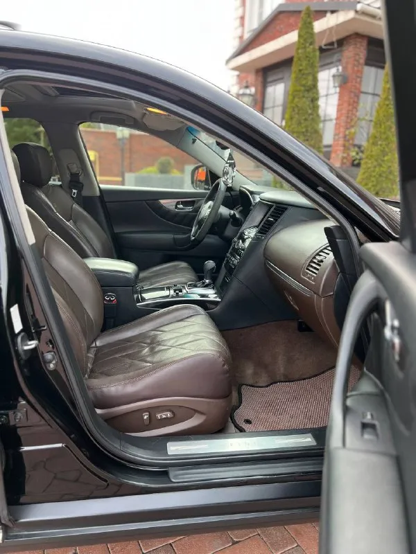 Infinity fx35 цена 1.800.000 торг-обмен номер: +79496358178 пробег:156.000км автомобиль в идеальнейшем состоянии вложений не требует от слова совсем замена масла каждые 6 тысяч км мотор 3.5 бензин работает как часы, не дымит и не троит коробка автомат, переключает плавно, без дёрганий и пинков, ходовая часть вся обслужена, за машину не стыдно ! богатая комплектация, без ключевой доступ, кнопка старт стоп, подсветка дверей, память сидений, электро регулировка сидений и зеркал, полный электро пакет, датчик света и дождя, кожаный мультируль с альконтарой, обдув и подогрев сидений, двух зонный климат контроль, хорошая мультимедиа, люк, полный привод - фотография - 7