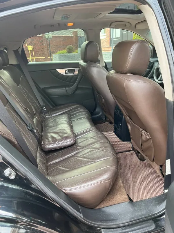 Infinity fx35 цена 1.800.000 торг-обмен номер: +79496358178 пробег:156.000км автомобиль в идеальнейшем состоянии вложений не требует от слова совсем замена масла каждые 6 тысяч км мотор 3.5 бензин работает как часы, не дымит и не троит коробка автомат, переключает плавно, без дёрганий и пинков, ходовая часть вся обслужена, за машину не стыдно ! богатая комплектация, без ключевой доступ, кнопка старт стоп, подсветка дверей, память сидений, электро регулировка сидений и зеркал, полный электро пакет, датчик света и дождя, кожаный мультируль с альконтарой, обдув и подогрев сидений, двух зонный климат контроль, хорошая мультимедиа, люк, полный привод - фотография - 8