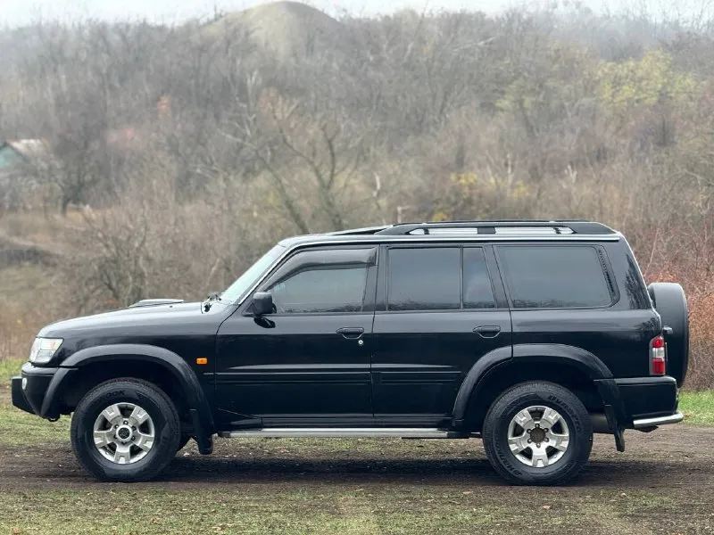 Продам легендарный nissan patrol в кузове y61. рамный, семи местный внедорожник в боевом состоянии. один владелец, оригинальный птс. сохранилась документация с автосалона, есть сервисная книжка с отметками обслуживания. двигатель 3.0-литровый дизель, контрактный, пробег 185,400 км. , вышел в 470 тыс руб, есть квитанции и чеки, пришёл с японии, узаконен. чугунная грузовая мкпп (неубиваемая) тнвд заменён, ещё на гарантии, аккумулятор новый. для тяжёлого бездорожья предусмотрены - блок. заднего дифференциала, понижающая передача, отключение заднего стабилизатора. передний мост с колесными муфтами (хабы) вечные передние/задние неразрезные мосты. кузов целый, рама без изъянов, номер читаем. остекление заводское. стоит доп. радиатор на печку, климат, круиз, люк, эл. привод и обогрев сидений, подогрев зеркал с зоной дворников и прочие. два комплекта резины и литых дисков. цена : 1,1 млн рублей. обмена и рассрочки нет. территориально находится в г макеевка (центр) контакты : +7(949)-453-12-33 (есть «telegram») видеообзор машины скину при необходимости. - фотография - 3