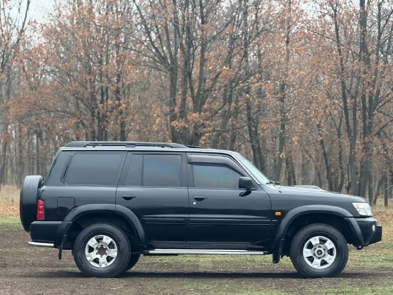 Продам легендарный nissan patrol в кузове y61. рамный, семи местный внедорожник в боевом состоянии. один владелец, оригинальный птс. сохранилась документация с автосалона, есть сервисная книжка с отметками обслуживания. двигатель 3.0-литровый дизель, контрактный, пробег 185,400 км. , вышел в 470 тыс руб, есть квитанции и чеки, пришёл с японии, узаконен. чугунная грузовая мкпп (неубиваемая) тнвд заменён, ещё на гарантии, аккумулятор новый. для тяжёлого бездорожья предусмотрены - блок. заднего дифференциала, понижающая передача, отключение заднего стабилизатора. передний мост с колесными муфтами (хабы) вечные передние/задние неразрезные мосты. кузов целый, рама без изъянов, номер читаем. остекление заводское. стоит доп. радиатор на печку, климат, круиз, люк, эл. привод и обогрев сидений, подогрев зеркал с зоной дворников и прочие. два комплекта резины и литых дисков. цена : 1,1 млн рублей. обмена и рассрочки нет. территориально находится в г макеевка (центр) контакты : +7(949)-453-12-33 (есть «telegram») видеообзор машины скину при необходимости. - фотография - 7